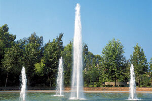 Làm sao để vòi phun dạng cột nước luôn thẳng và đẹp ngay cả khi có gió mạnh?