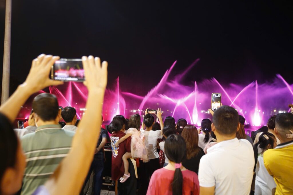 Không cần pháo hoa, nhạc nước nghệ thuật vẫn khiến sân khấu Tết bùng nổ Nhạc nước nghệ thuật trong xu hướng sân khấu Tết hiện đại
