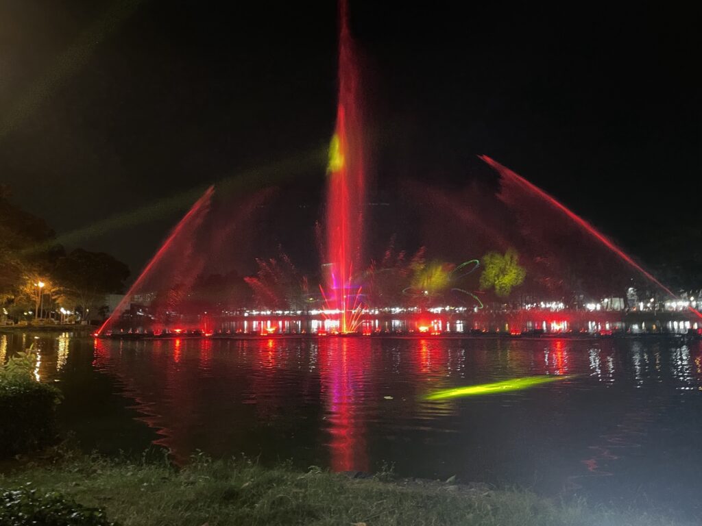 Xu hướng hiệu ứng vòi phun nước cho sự kiện cuối năm 2025 Kết hợp ánh sáng, mapping và hiệu ứng sân khấu