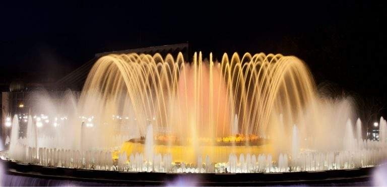 Các loại hiệu ứng vòi phun nước ấn tượng nhất cho sự kiện Tết Hiệu ứng phun vòng tròn Dome còn có tên gọi khác là hiệu ứng Dome. Hiệu ứng nhạc nước này sẽ tạo ra kiểu dáng các tia nước phun chụm lại với nhau tại một điểm. Kiểu dáng này có tạo hình giống như mái vòm của những kiến trúc nhà thờ. Hiệu ứng Dome thường được biểu diễn tại các hệ thống đài phun nước bể tròn hoặc đài phun nước âm sàn hình tròn.